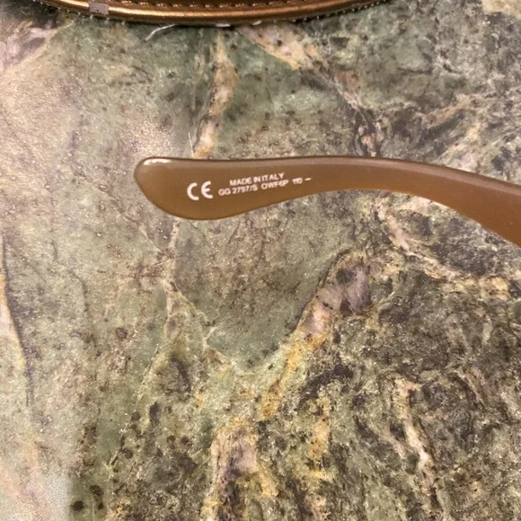 Gucci Wrap Around GG Shield Blade Sunglasses display picture 2